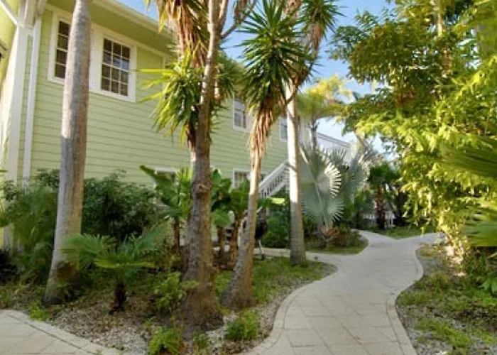 Charming Retreat With A Poolside Porch Near Tampa, Florida Holiday home *