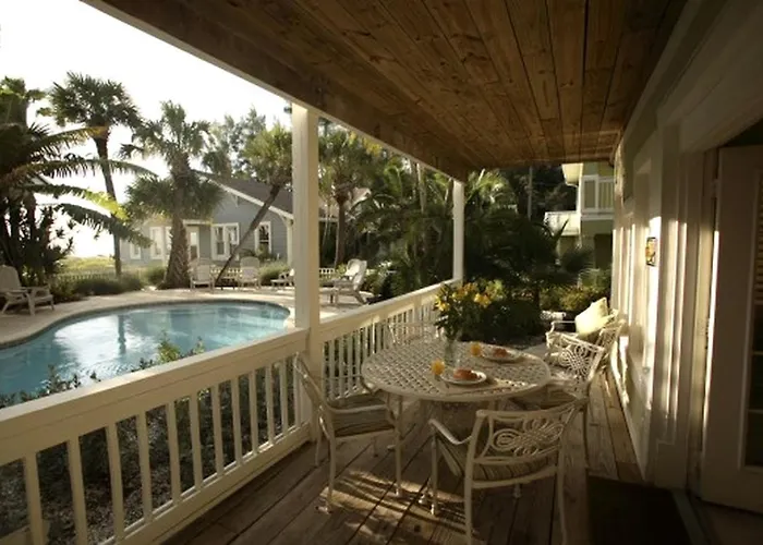 Charming Retreat With A Poolside Porch Near Tampa, Florida *